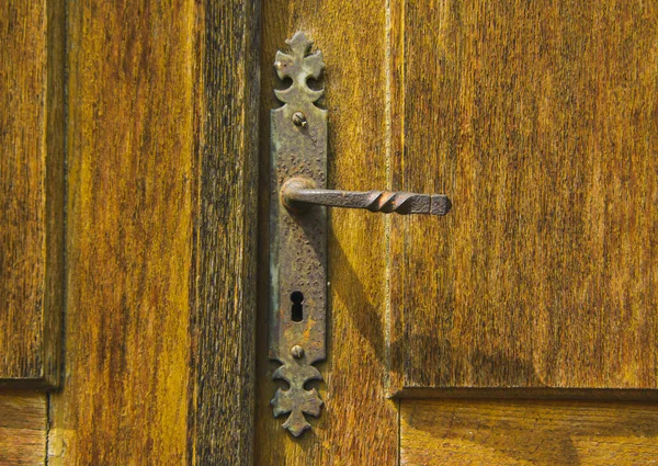 Stare Zabytkowe Klamki Drewnianych Drzwiach Pokryte Rdzą Upływem Czasu — Zdjęcie stockowe