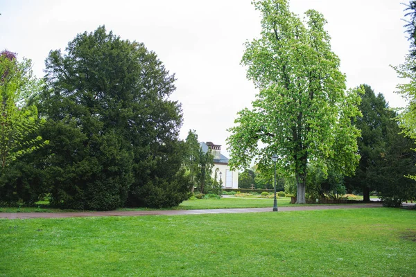 Grönskande Aprilträdgård Strasbourgs Orangerie Park Med Josephine Pavillon Omgiven Grönt — Stockfoto