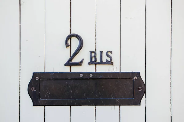 Ein Alter Eiserner Briefkasten Mit Zwei Bis Hausnummern Hebt Sich — Stockfoto