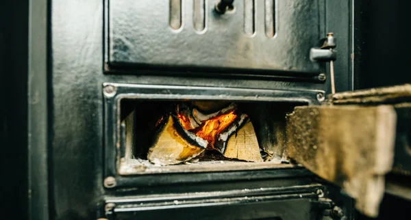フランスのアルザスにある伝統的な薪焼きカチェフォンオーブンでは Co2排出量の少ない熱と料理を提供しています — ストック写真