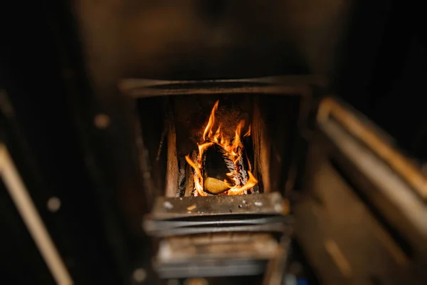 Ξύλο Καίει Μέσα Μαύρο Kachelofen Θέρμανση Του Σπιτιού Κατά Διάρκεια — Φωτογραφία Αρχείου