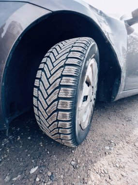 Bir otomotiv lastiği, yolda koruma ve güvenlik sağlar. Motorlu aracını taşımacılık için tamponun etrafında döndürür..