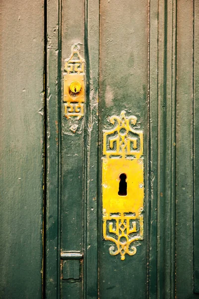 プロヴァンスフランスの金属製のロックを備えた古く古い緑の木製のドアは 不要な通信からのセキュリティと保護を提供します — ストック写真
