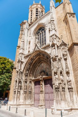 Aix-En-Provence, Fransa - 17 Haziran 2014: Aix-en Provence 'ın görkemli Katedrali, parlak mavi gökyüzünün altında, Güney Fransa' nın harikalarını keşfetmeye davet eden gezginler,.