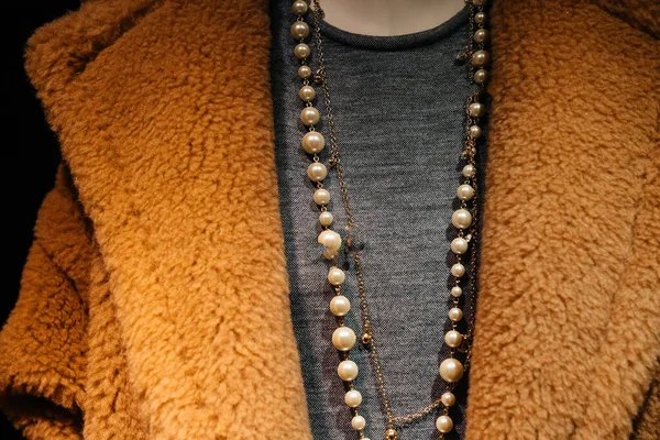 チェーンと宝石が富を象徴する豪華な ファッショナブルな茶色のネックレスのクローズアップ — ストック写真