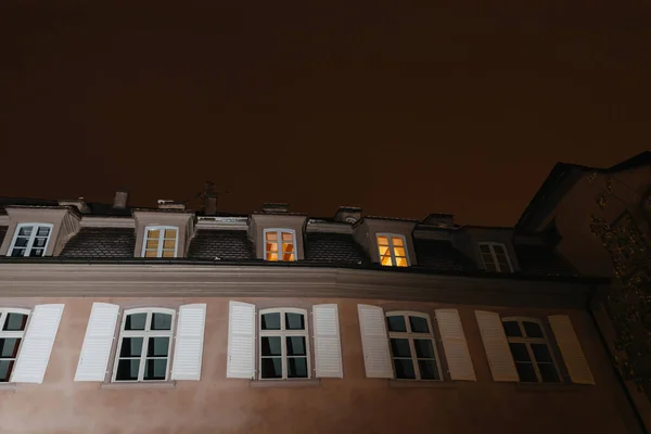 Μια Νυχτερινή Θέα Ενός Σπιτιού Φωτίζεται Από Την Απαλή Λάμψη — Φωτογραφία Αρχείου
