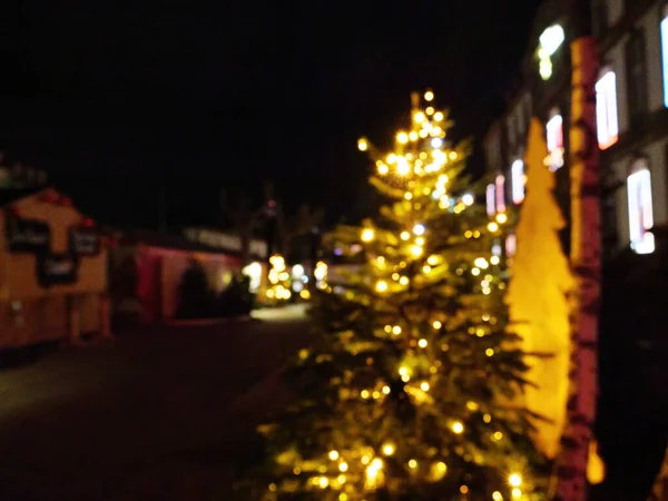 Defocused Karácsonyfa Több Megvilágítással Játékkal Díszítve Francia Utca Karácsonyi Piac — Stock Fotó