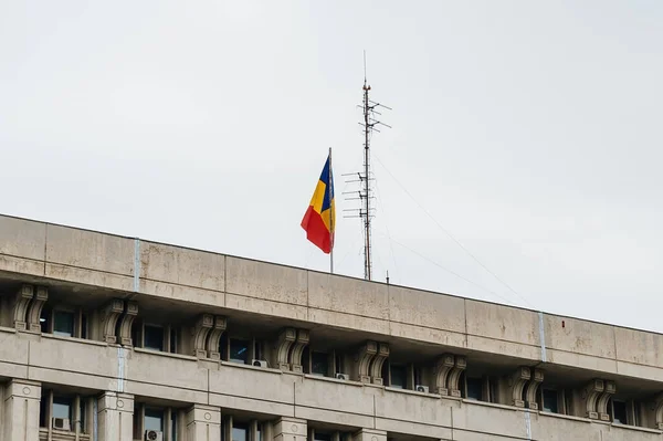風に輝くルーマニアの三色の旗 青の縞模様は団結と独立を表す — ストック写真