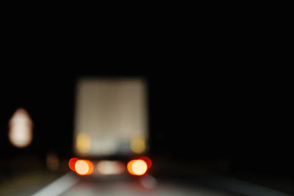 Samochód Dostawczy Oświetlony Światłem Reflektorów Podróżuje Przez Autostradę Rozproszoną Rozmyciu — Zdjęcie stockowe