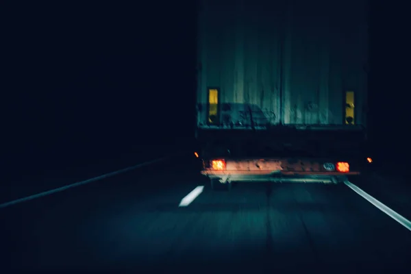 Ένα Φορτηγό Εμπορευμάτων Φωτίζεται Στο Σκοτάδι Της Νύχτας Καθώς Οδηγεί — Φωτογραφία Αρχείου