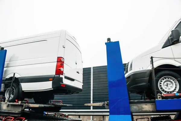 Rijdt Een Grote Vrachtwagen Langs Weg Die Witte Nieuwe Bestelwagens — Stockfoto