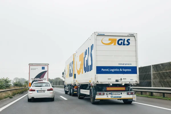 Österreich 2014 Ein Schneller Lastkraftwagen Mit Krone Gls Lieferanhänger Transportiert — Stockfoto