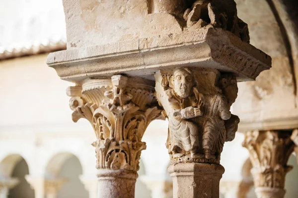 在法国普罗旺斯的埃克斯 普罗旺斯 一个宏伟的大教堂 有着复杂的柱子和回廊 让人想起它古老历史的宏伟壮丽壮丽 — 图库照片
