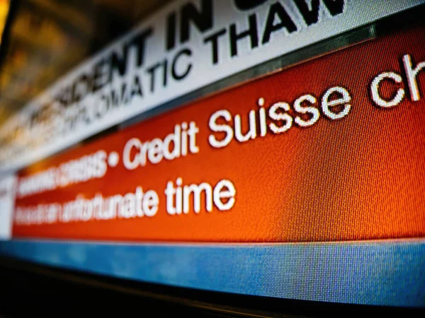 巴塞尔3月19日电 2023年3月19日 在全球银行动荡期间 电视特写节目 瑞士信贷 Credit Suisse 设置了新闻节目 — 图库照片