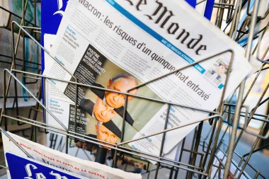 Paris, Fransa - 20 Yıl 2023: Bir basın büfesi sahibinin çelik parmaklıklarından, Rusya başkanının birden fazla portresi ve başlığı uluslararası tutuklama emri ile belirlenmiş