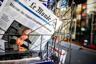 Paris, Fransa - 20 Yıl 2023: Bir basın büfesi sahibinin çelik parmaklıklarından, Rusya başkanının birden fazla portresi ve başlığı uluslararası tutuklama emri ile belirlenmiş