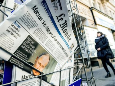 Paris, Fransa - 20 Mart 2023: Rusya Devlet Başkanı Putin, Le Monde Fransız gazetesinin arka planında yayalar bulunan uluslararası bir tutuklama emri manşetiyle hedef alındı