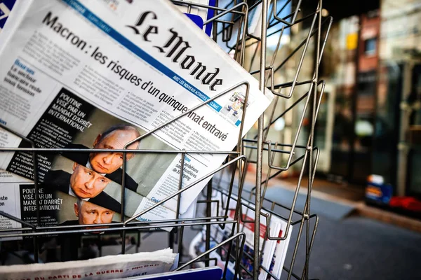 Paris Fransa Yıl 2023 Bir Basın Büfesi Sahibinin Çelik Parmaklıklarından — Stok fotoğraf