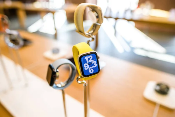 2023年3月20日 法国巴黎 巴黎奢华的苹果商店Champs Elysee的全景 展出了大量的Apple Watch Iot电脑和设备供销售 — 图库照片