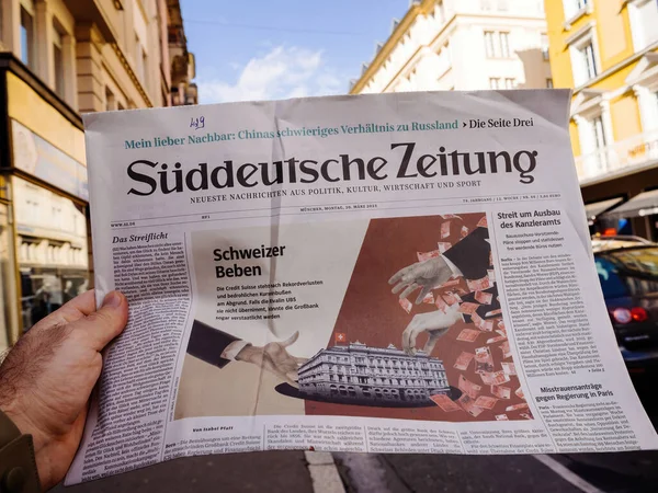 フランス 2023年3月20日 スイス ツァイトゥングがUbsの歴史的買収のニュースを速報 Credit Suisse Group プレスキオスクで男性手買いプレス 都市の背景 — ストック写真