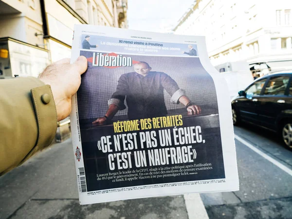 Paris França Mar 2023 Mão Masculina Lendo Jornal Liberation Com — Fotografia de Stock
