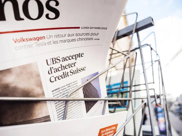 法国巴黎3月20日电 2023年3月20日 标题为Ubs的法国媒体同意收购瑞士信贷的媒体信息亭 — 图库照片