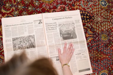LONDON, ENGLAND - 9 EKİM: yakın plan kadın oturma odasında Financial Times 'ı okuyor Vw ve proche listesiyle ve diğer finans dünyası haberleriyle