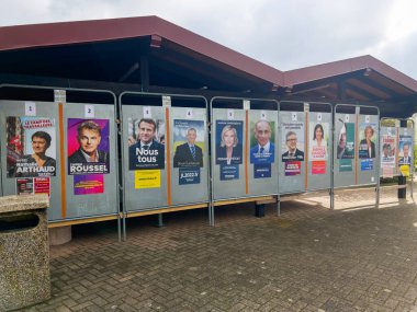 Fransa - 9 Nisan 2022: İki ünlü Fransız politikacı, Macron ve Le Pen, hararetli bir başkanlık seçim kampanyasına giriştiler. Adayların portreleri vatandaşları teşvik etmek için sokak posterleri süslüyor