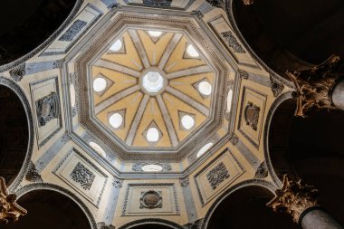 Büyük ve süslü Aix-en-Provence Katedrali, zengin tarihin bir vasiyeti, tüm ihtişamıyla alçak bir açıdan görülmektedir.