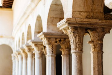 Fransa 'da eski moda Yunan ve İtalyan kültürünün kalıntısı olarak duran heybetli, eski bir katı mermer kemer..