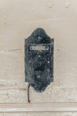 Fransa 'nın Provence bölgesinde eski çelik bir kapı, eski moda cazibesinin bir göstergesi..