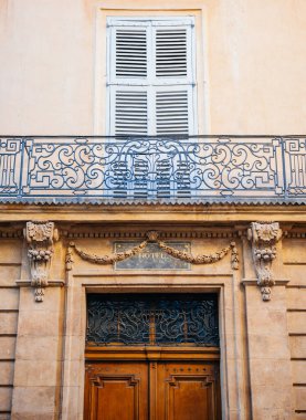 Görkemli bir Aix-en-Provence otel girişi lüks metal ve ahşap tasarımını sergiliyor. Rahatlama ve tatil için mükemmel bir yer..