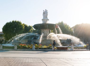 Aix-en-Provence, Fransa - 17 Temmuz 2014: Fransa 'nın Aix-en-Provence kentinin meydanında muhteşem heykel suyu püskürten ve görkemli bir su ile çevrili güzel bir çeşme - ontaine de la rotononononononde -