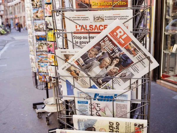 Paryż Francja Marca 2023 Kiosk Prasowy Wieloma Francuskimi Gazetami Prasowymi — Zdjęcie stockowe