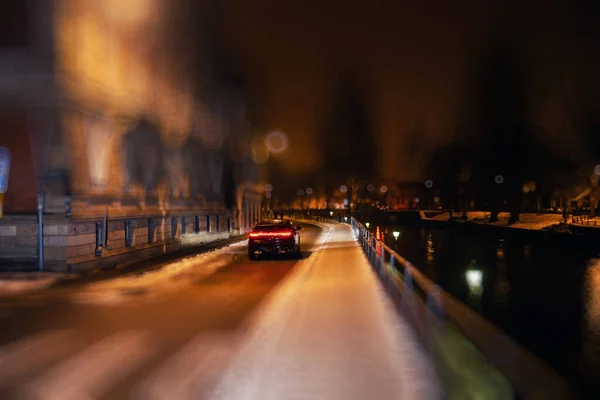 雪の夜の空は 旅行のモードとして集中した建物 車や水路の賑やかな街並みを照らしました — ストック写真