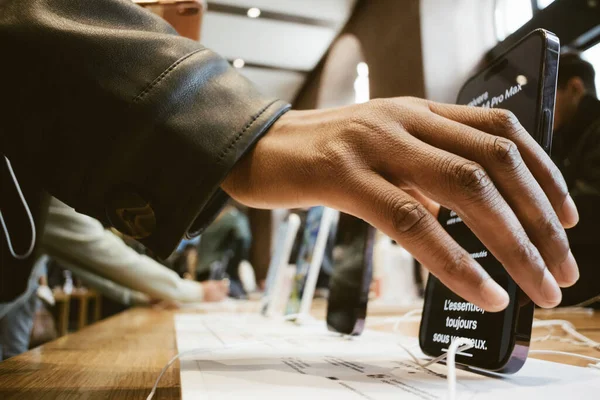 프랑스 2022 아이폰 컴퓨터 가게에서 신기술의 아름다움을 솜씨있게 전시하는 애용하고 — 스톡 사진