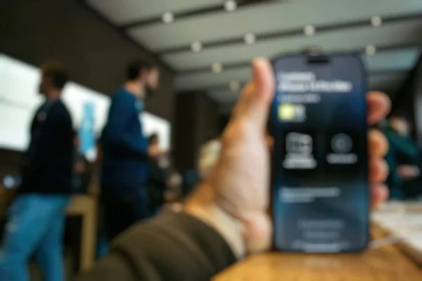 Париж Франция Сентября 2022 Отложен Размытый Вид Новый Смартфон Iphone — стоковое фото