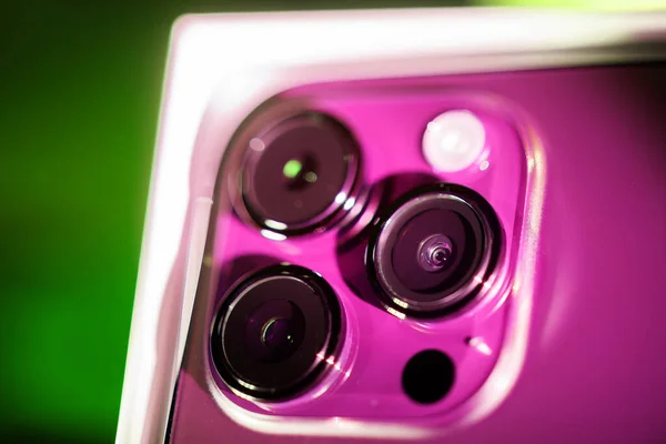 ロンドン 2022年9月26日 新しい紫のIphone Pro Professionalのトリプル48 Mpメガピクセルカメラのマクロクローズアップティルトシフトレンズボクシングを解除中 — ストック写真