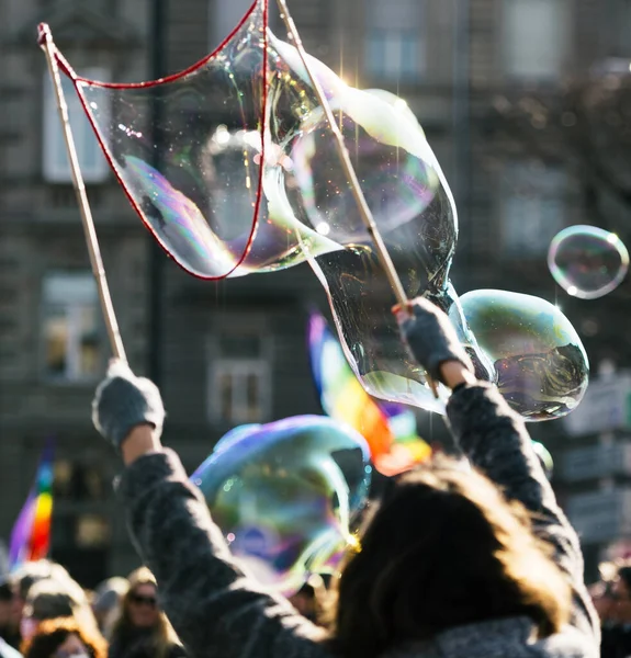 Gente Divierte Aire Libre Soplando Burbujas Fragilidad Belleza Sosteniendo Jabón —  Fotos de Stock