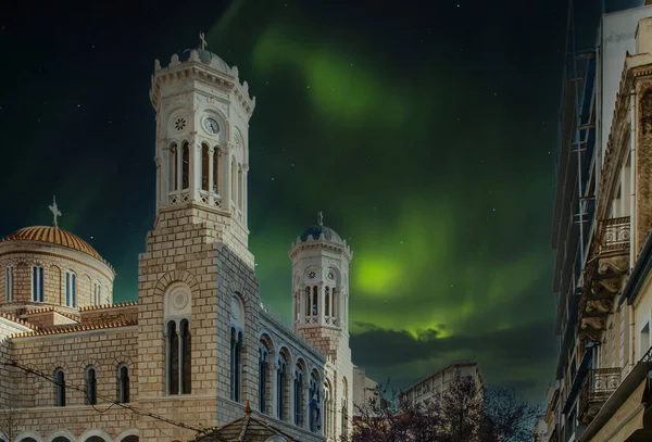 アイロー通りのアギア パラセヴィ教会は 神秘的な空の北の光によって夜にライトアップされた美しい建築の例です — ストック写真