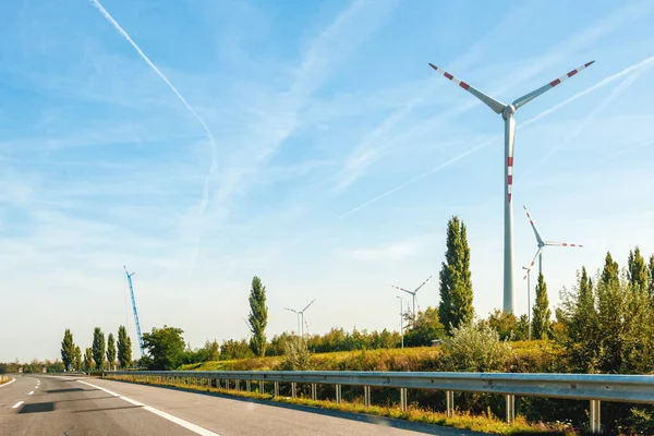 Wyjątkowy Widok Dużej Autostrady Dużym Parku Turbin Wiatrowych Produkujących Energię — Zdjęcie stockowe