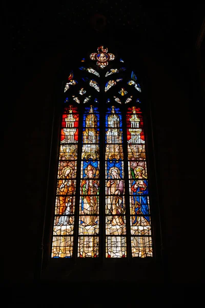 普罗旺斯艾克斯大教堂的圣索武尔教堂见证了几个世纪以来的宗教信仰 其色彩斑斓的玻璃窗闪烁着圣墙中的灵性光芒 — 图库照片