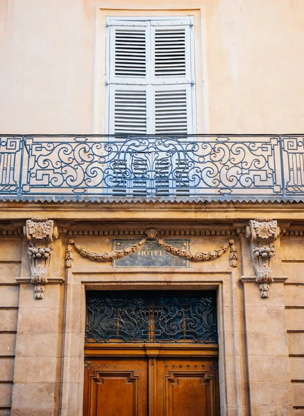 Величественный Вход Отель Abbel Provence Демонстрирует Великолепный Дизайн Металла Дерева — стоковое фото