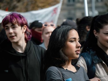 Strasborg, Fransa - 29 Mart 2023: Fransa 'da protesto yapan büyük bir grup yetişkin ve genç, amaçlarına yönelik bir kalabalık içinde bir araya geldi. Fransa' da haftalarca süren protesto ve grev eylemleri yaşandı.