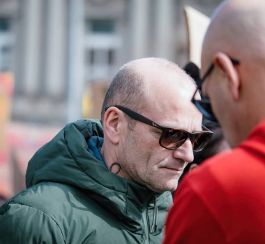 Strasborg, Fransa - 29 Mart 2023: Strasbourg 'da düzenlenen bir protestoda güneş gözlüğü takan yetişkin nüfusu - Fransa, emeklilik çağındaki artışla ilgili haftalarca süren protesto ve grev eylemleri yaşadı.