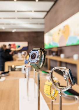 Paris, Fransa - 20 Mart 2023: Etkin bir yaşam tarzı için modern ve akıllı bir aygıtın kahraman sunumu: LTE bağlantısı ve Retina görüntüleme özelliği olan Apple Watch Ultra.