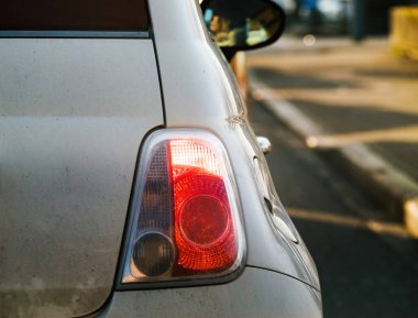 Gösterişli arka manzara, gece park edilmiş motorlu araç. Kuyruk lambası dış görünüşüne göre loş bir şekilde parlıyor. Bu kilometrelerce uzaktaki güvenilir ulaşımın bir işareti..