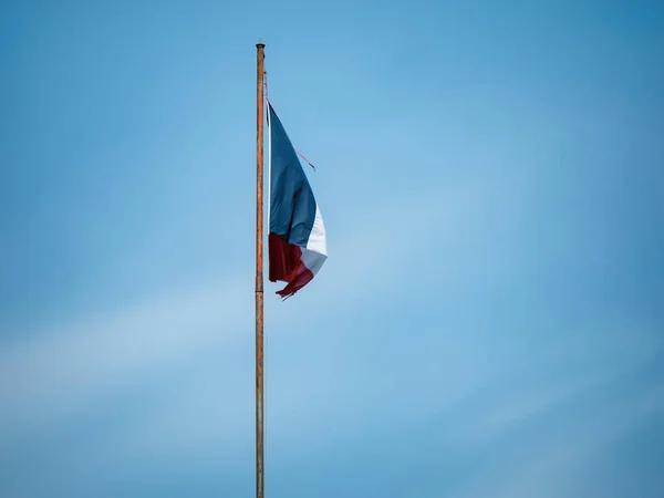꼭대기에서 흔들리는 프랑스 국기가 바람에 나부끼는 하늘의 각도는 애국심을 불러일으키고 — 스톡 사진