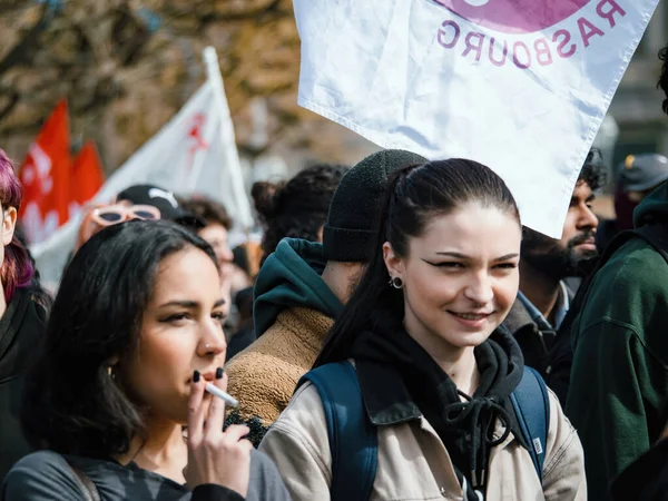 2023年3月29日フランス ストラスボーグ 男性と女性の両方の大人と若い大人の多様なグループが 先週渡された年金年齢の削減を要求する抗議に集まりました — ストック写真