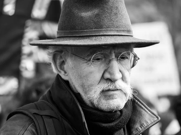 Strasborg França Março 2023 Homem Idoso Com Chapéu Fedora Elegante — Fotografia de Stock